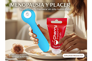 Mujer sosteniendo un vibrador de succión y un lubricante premium sobre una mesa decorada con pétalos de rosa.