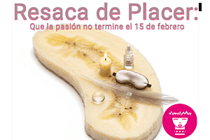 Composición minimalista sobre una rodaja de plátano que incluye una vela pequeña encendida, un antifaz de seda, una pluma delicada y un frasco de aceite esencial, todo en tonos neutros y sobre un fondo blanco limpio.