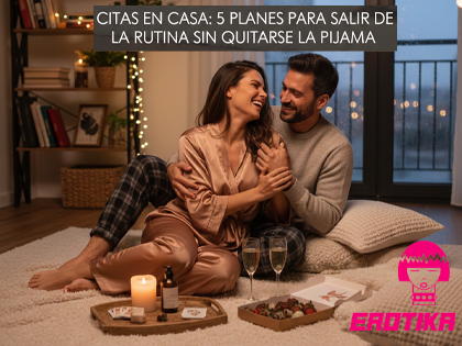 Pareja sonriendo en una cita romántica en casa sobre una alfombra con velas, fresas y copas de champaña.