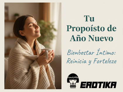 Mujer sonriente disfrutando de un momento de calma matutina con una taza de café, representando el bienestar íntimo y el autocuidado de año nuevo.