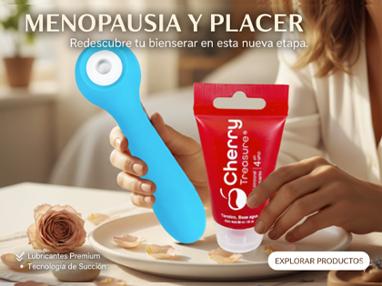 Mujer sosteniendo un vibrador de succión y un lubricante premium sobre una mesa decorada con pétalos de rosa.