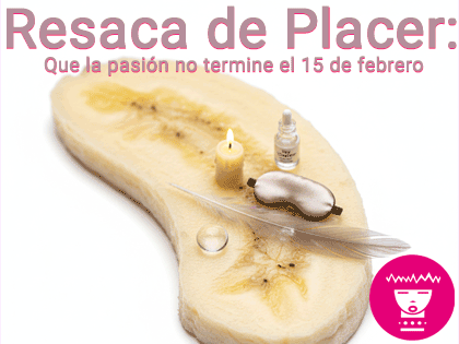 Composición minimalista sobre una rodaja de plátano que incluye una vela pequeña encendida, un antifaz de seda, una pluma delicada y un frasco de aceite esencial, todo en tonos neutros y sobre un fondo blanco limpio.